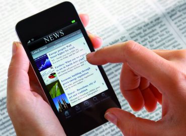 Businessfrau mit Smartphone News